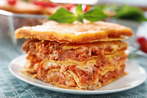 Teller mit leckerer Lasagne auf dem Tisch, Nahaufnahme — Stockfoto