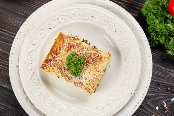 Lasaña con espinacas en el plato, de cerca — Foto de Stock