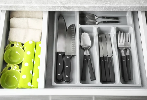 Juego de cubiertos en cajón de cocina — Foto de Stock