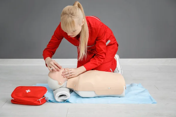 Woman practicing CPR on mannequin at first aid class — Stock Photo, Image