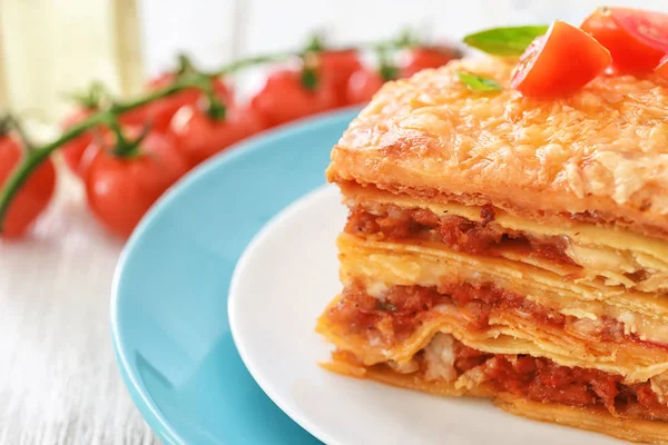 Teller mit leckerer Lasagne auf dem Tisch, Nahaufnahme — Stockfoto