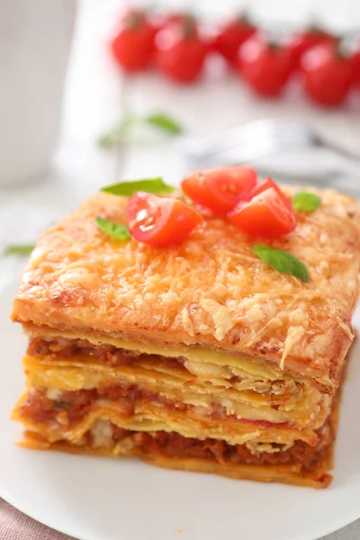 Assiette avec lasagnes savoureuses sur la table, gros plan — Photo