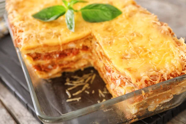 Leckere Lasagne in Auflaufform auf Tisch — Stockfoto