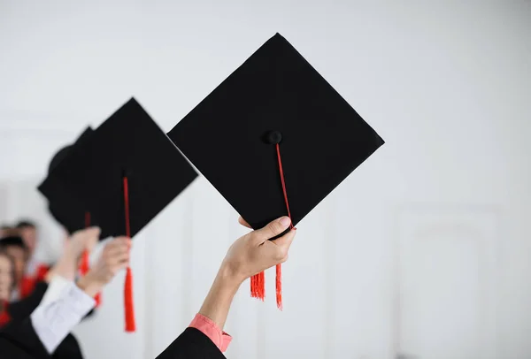 Students ready to throw mortarboards indoors. Graduation day — Stock Photo, Image