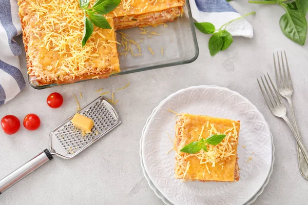 Piring dengan lasagna lezat di atas meja — Stok Foto