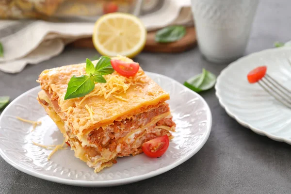 Plaat met smakelijke lasagne op tafel — Stockfoto