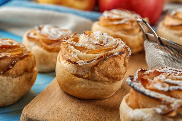 Pastelería en forma de rosa con relleno de manzana en la mesa —  Fotos de Stock