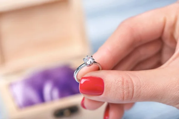 Mulher segurando anel de noivado bonito, close-up — Fotografia de Stock