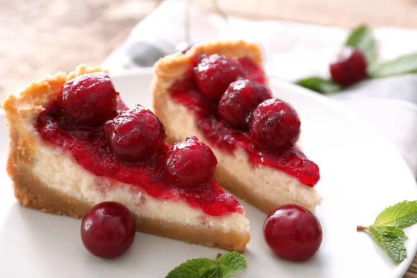 Köstlicher Käsekuchen mit Kirschen auf Teller, Nahaufnahme — Stockfoto