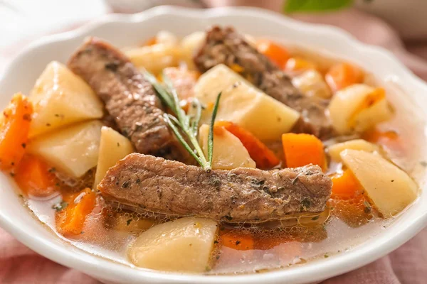 Tigela com carne saborosa e batatas, close-up — Fotografia de Stock