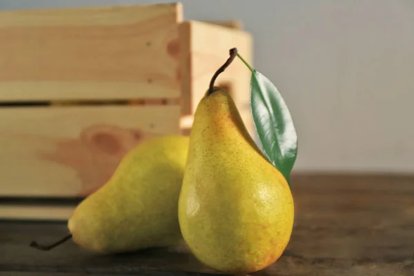 Frische reife Birnen auf Holztisch — Stockfoto