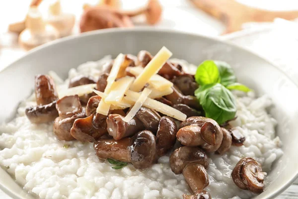 Risoto saboroso com cogumelos na placa, close-up — Fotografia de Stock