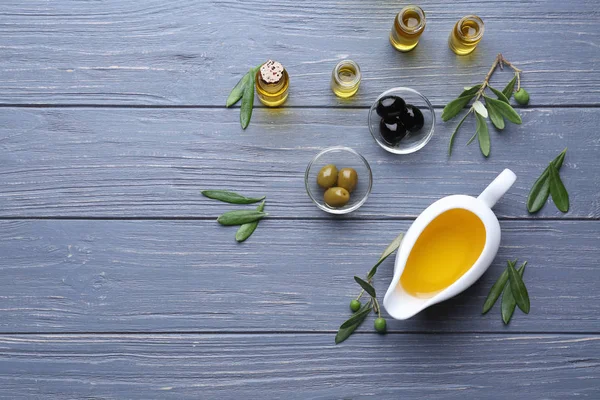 Bateau à sauce à l'huile d'olive sur table en bois — Photo