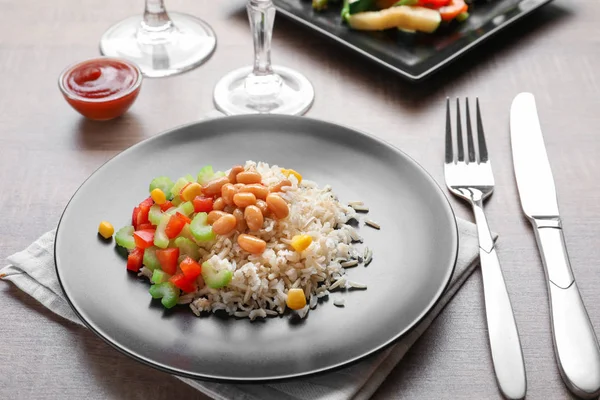 桌子上的蔬菜和美味糙米板 — 图库照片