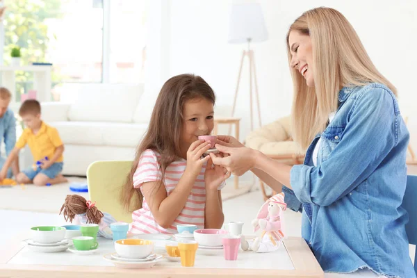 Madre jugando con linda hija en casa — Foto de Stock