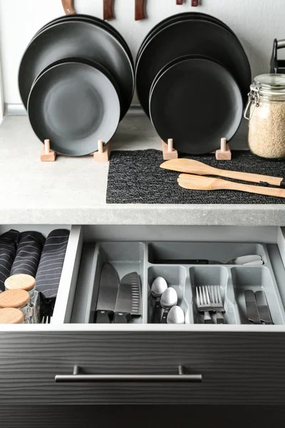 Mesa de cocina con juego de platos negros y cubiertos —  Fotos de Stock