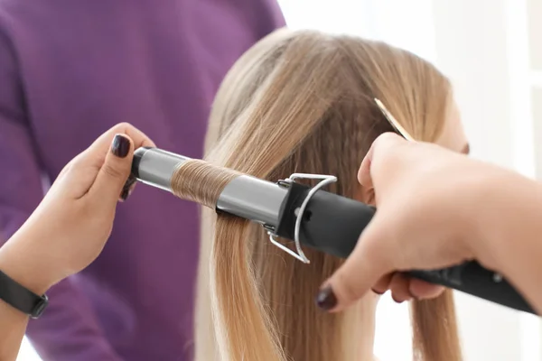 Cabeleireiro profissional trabalhando com o cliente no salão. Conceito de aprendizagem — Fotografia de Stock