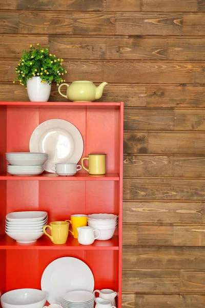 Armario con platos sobre fondo de pared de madera — Foto de Stock