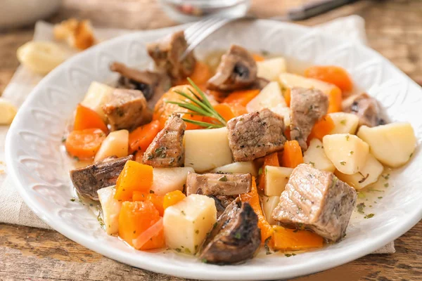 Plate with stewed meat and potatoes, closeup — Stock Photo, Image