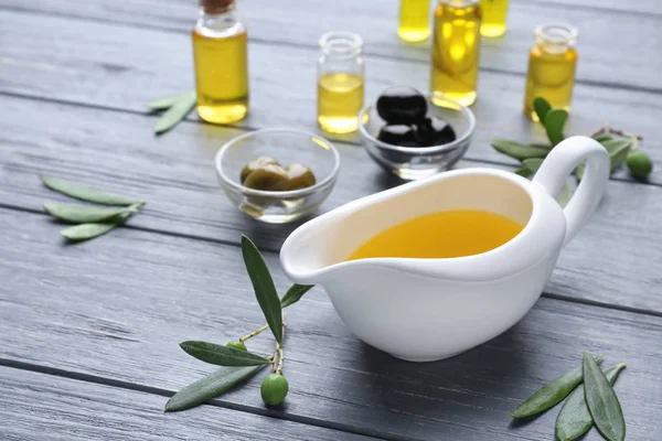 Sauce Boot mit Olivenöl auf Holztisch — Stockfoto