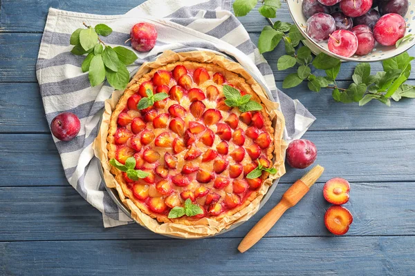 Torta deliciosa com ameixas na mesa — Fotografia de Stock