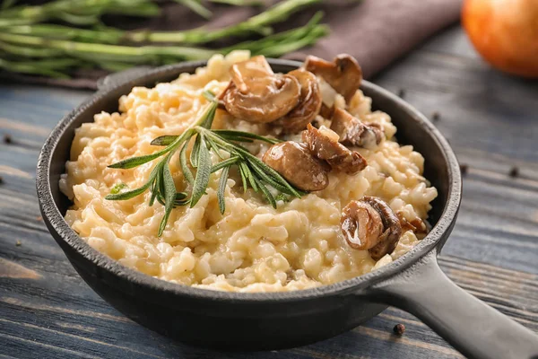 Tavada risotto ve ahşap masa üzerinde mantar ile — Stok fotoğraf