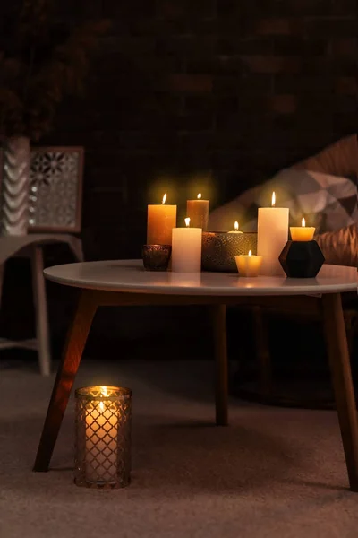Горящие свечи на столе в помещении — стоковое фото