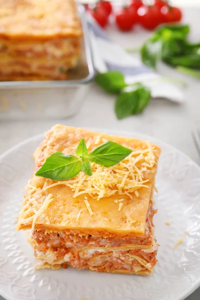 Placa con sabrosa lasaña en la mesa — Foto de Stock