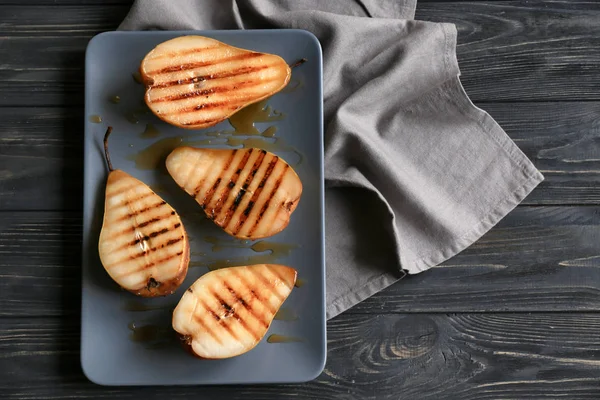 Läckra bakade päron på tallrik — Stockfoto