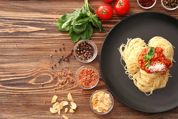 Deliciosa pasta con salsa de carne en el plato — Foto de Stock