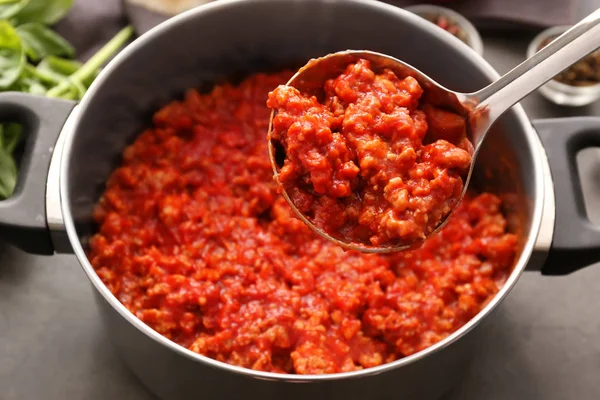 Concha com molho de carne sobre panela de cozinha na mesa — Fotografia de Stock