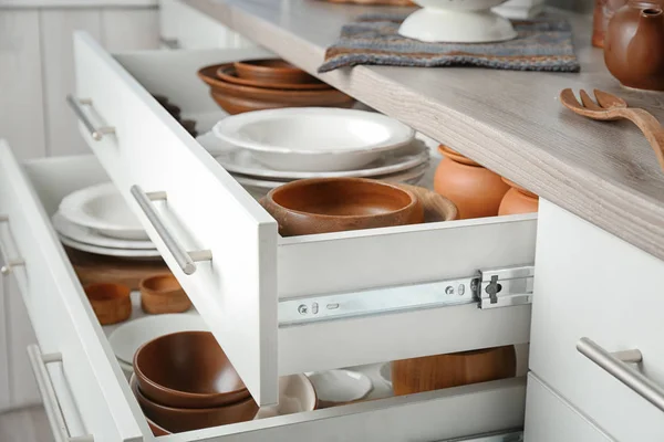 Cajones con diferentes utensilios de cocina —  Fotos de Stock