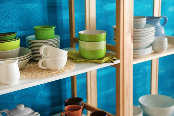 Estantería de cocina con platos sobre fondo de pared de color —  Fotos de Stock