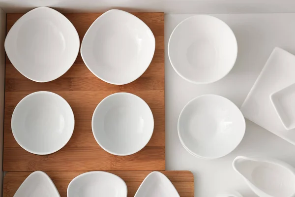 Set de vajilla de cerámica en cajón de cocina —  Fotos de Stock