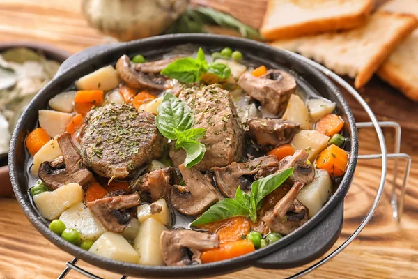 Panela com carne cozida e batatas, close-up — Fotografia de Stock