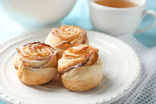 Plate with apple roses from puff pastry on table, closeup — Stock Photo, Image