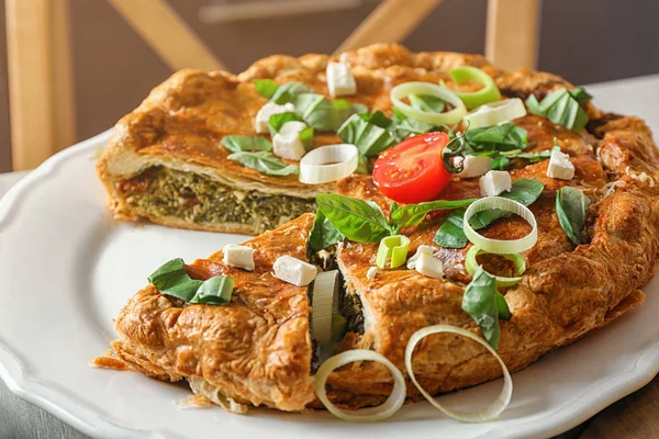 Torta saporita con spinaci sul tavolo — Foto Stock