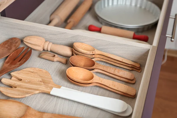 Diferentes utensilios en el cajón de la cocina — Foto de Stock