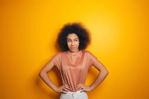 Mulher afro-americana atraente posando no fundo de cor — Fotografia de Stock