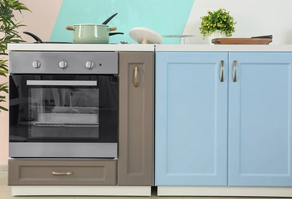 Современная кухонная мебель с электрической плитой — стоковое фото