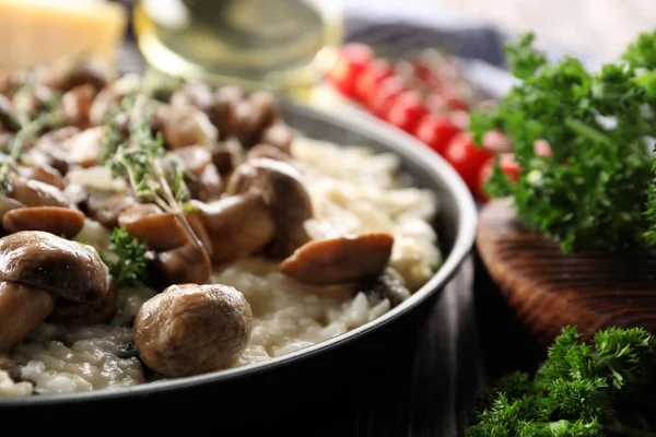 Smakelijke risotto met champignons in de koekenpan, close-up — Stockfoto