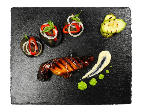 おいしい魚のグリルと白背景、上面に飾るスレート板 — ストック写真