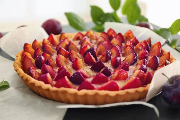 Torta deliciosa com ameixas na mesa — Fotografia de Stock