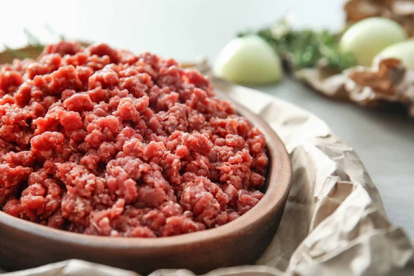 Wooden plate with fresh forcemeat on table — Stock Photo, Image