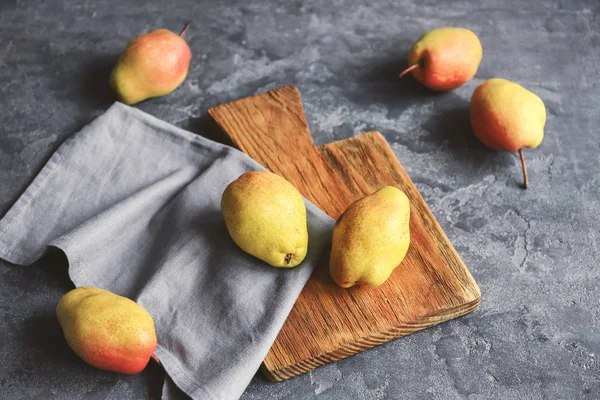 Deliciosas peras maduras en la mesa — Foto de Stock
