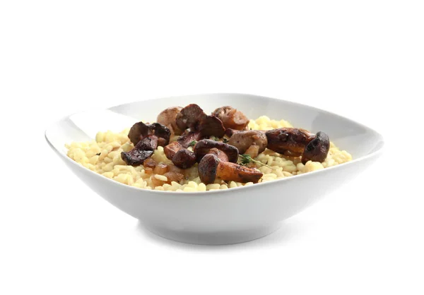 Assiette avec risotto savoureux et champignons sur fond blanc — Photo