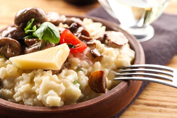 Tigela com risoto e cogumelos na mesa de madeira, close-up — Fotografia de Stock