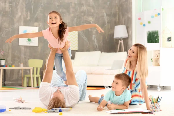 Ouders tijd doorbrengen met de kinderen thuis — Stockfoto