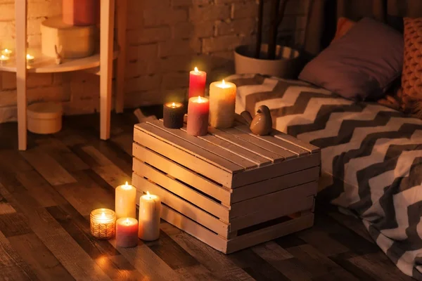 Acogedora habitación decorada con velas encendidas — Foto de Stock