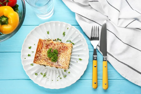 Lasagne mit Spinat auf Holzgrund — Stockfoto